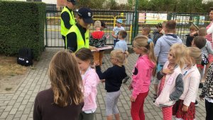 Policjanci spotykają się z dziećmi i uczą zasad bezpieczeństwa.