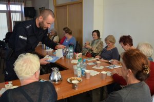 Policjanci spotkali się z seniorami w ZUS.