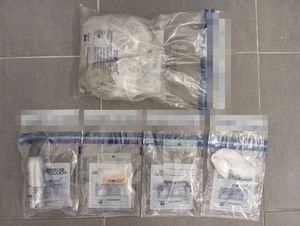 Pięć woreczków z różnymi narkotykami  zapakowane w foliowe worki przeznaczone do zabezpieczania dowodów rzeczowych.