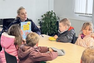 Policjantka czyta dzieciom bajkę