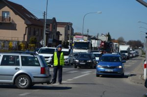 Policjant kieruje ruchem na skrzyżowaniu drogi K 6 z ul. 12-go Marca w Wejherowie.