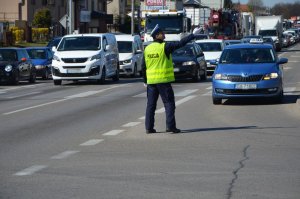 Policjant kieruje ruchem na skrzyżowaniu drogi K 6 z ul. 12-go Marca w Wejherowie.