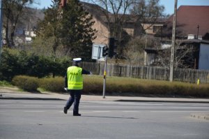 Policjant kieruje ruchem na skrzyżowaniu drogi K 6 z ul. 12-go Marca w Wejherowie.