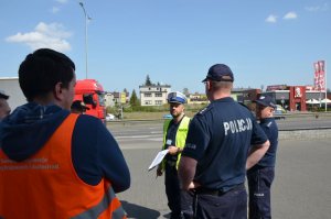 Komisja pracuje na miejscu wypadku drogowego, ustala czy infrastruktura drogowa mogła mieć wpływ na to zdarzenie.