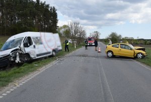 Policjanci pracują na miejscu wypadku drogowego.