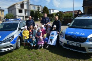 Policjanci prowadzą zajęcia profilaktyczne z dziećmi.