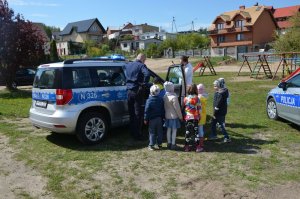 Policjanci prowadzą zajęcia profilaktyczne z dziećmi.