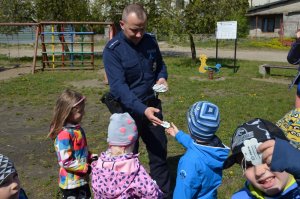 Policjanci prowadzą zajęcia profilaktyczne z dziećmi.