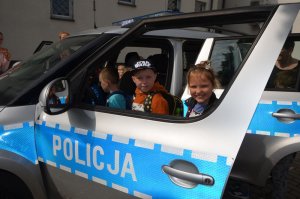 Spotkanie policjantów z dziećmi ze szkoły w Wyszecinie.