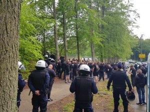 Policjanci zabezpieczają teren przy stadionie w Wejherowie.