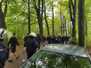 Policjanci zabezpieczają teren przy stadionie w Wejherowie.