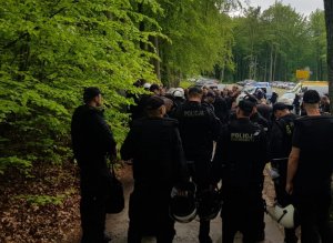 Policjanci zabezpieczają teren przy stadionie w Wejherowie.