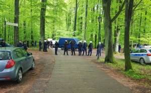 Policjanci zabezpieczają teren przy stadionie w Wejherowie.