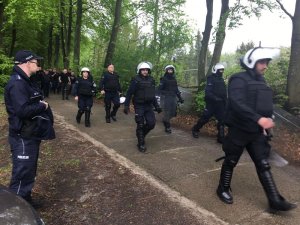 Policjanci zabezpieczają teren przy stadionie w Wejherowie.