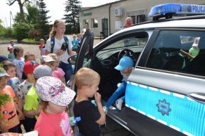 Policjanci prowadzą zajęcia profilaktyczne z dziećmi w Kniewie.