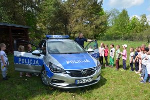 Policjanci prowadzą zajęcia profilaktyczne z dziećmi w Kniewie.