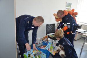 Policjanci szykują zabawki dla dzieci.