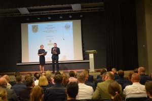 Komenda Powiatowa Policji w Wejherowie wspólnie ze Starostwem Powiatowym zorganizowali konferencję w I LO w Wejherowie. Wystąpienia konferansjerów.