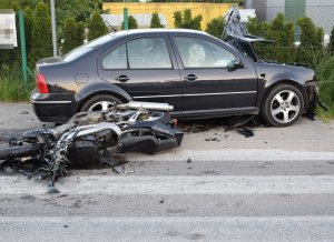 Wypadek w Górze, na zdjęciu widoczne uszkodzenia pojazdów.