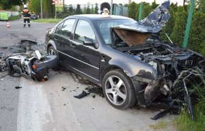 Wypadek w Górze, na zdjęciu widoczne uszkodzenia pojazdów.