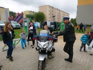 Policjanci na festynie w SP nr 9.