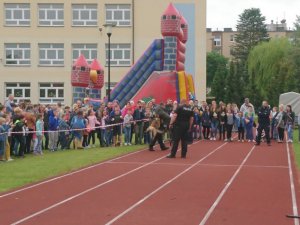 Policjanci na festynie w SP nr 9.