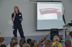 Policjantka spotkała się z dziećmi z SP w Bolszewie.