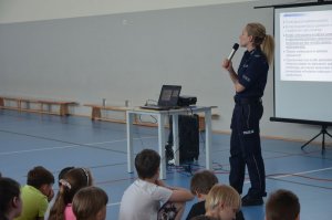 Policjantka spotkała się z dziećmi z SP w Bolszewie.