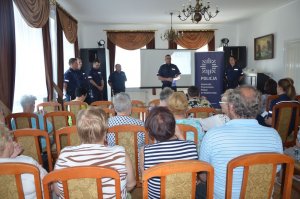 Policjanci przeprowadzili debatę z seniorami w Rumi.