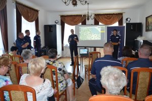 Policjanci przeprowadzili debatę z seniorami w Rumi.