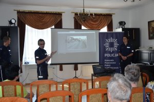 Policjanci przeprowadzili debatę z seniorami w Rumi.