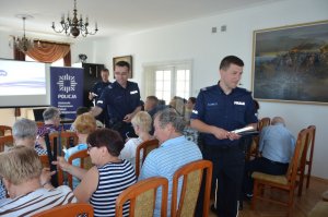 Policjanci przeprowadzili debatę z seniorami w Rumi.