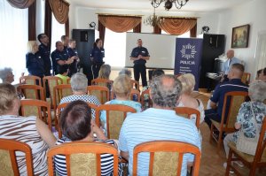 Policjanci przeprowadzili debatę z seniorami w Rumi.