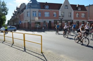 Policjanci zabezpieczali trasę przejazdu rowerowego.