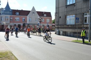 Policjanci zabezpieczali trasę przejazdu rowerowego.