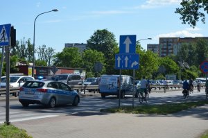 Policjanci zabezpieczali trasę przejazdu rowerowego.