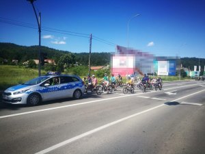 Policjanci zabezpieczali trasę przejazdu rowerowego.