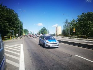 Policjanci zabezpieczali trasę przejazdu rowerowego.