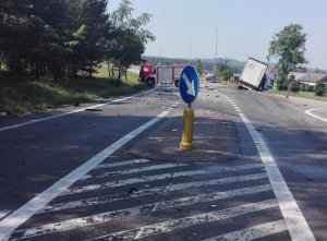 Na drodze krajowej nr 6 na poboczu widoczny przewrócony pojazd DAF z naczepą, który brał udział w wypadku drogowym