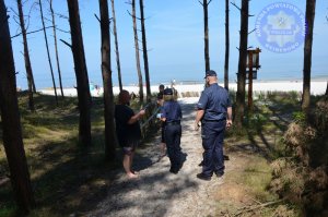 Policjanci prowadzili akcję &amp;quot;Kręci mnie bezpieczeństwo nad wodą&amp;quot; na plaży w Lubiatowie i nad jeziorem w Nadolu. Rozdawali ulotki profilaktyczne dotyczące akcji.