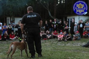 Policjanci rozmawiali o bezpieczeństwie.