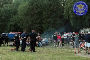 Policjanci rozmawiali o bezpieczeństwie.