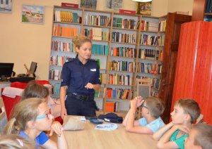 Policjantka opowiada w  bibliotece o bezpieczeństwie nad wodą