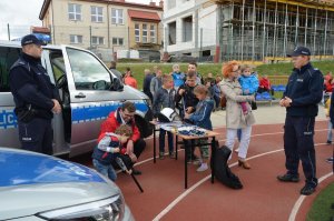 Policjanci prezentują dzieciom sprzęt służbowy