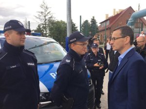 Premier Mateusz Morawiecki podszedł do policjantów zabezpieczających festyn, rozmawia z nimi