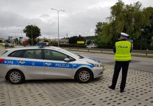 policjant dokonuje pomiaru prędkości