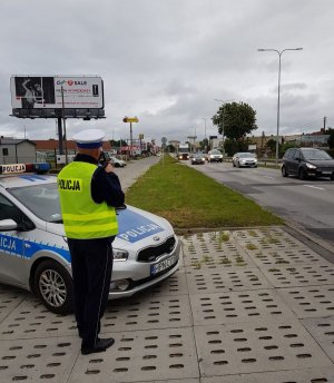 policjant dokonuje pomiaru prędkości