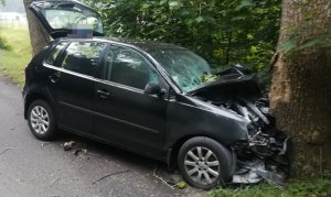 Samochód vw uderzył w drzewo.