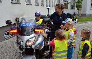 Policjanci spotkali się z dziećmi.