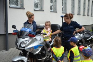 Policjanci spotkali się z dziećmi.